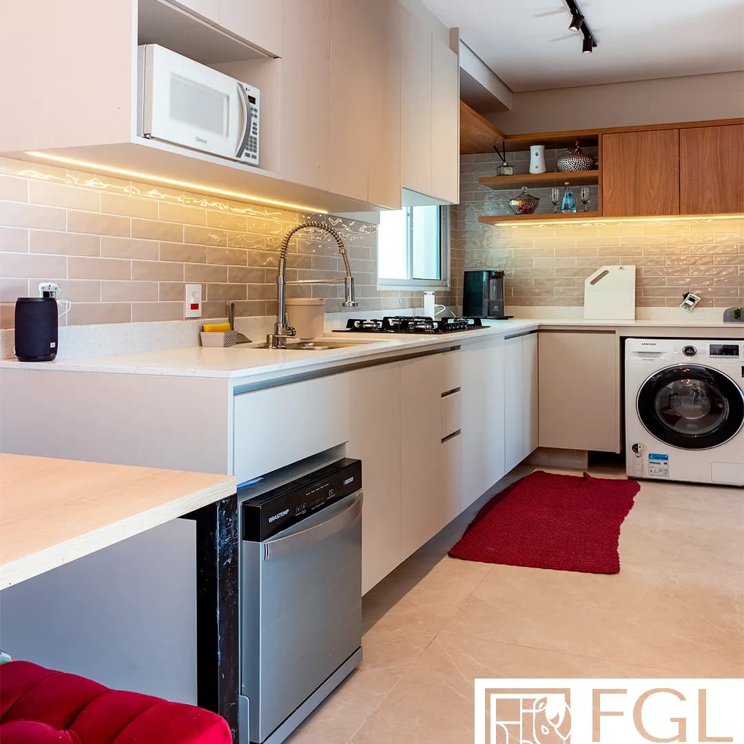 Cozinha planejada clara executada pela FGL Movelaria